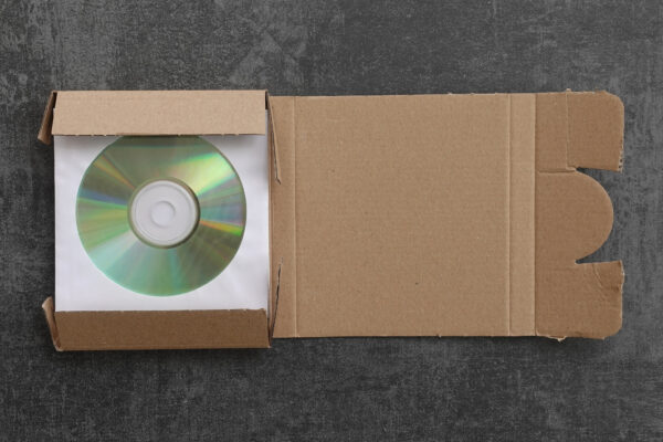 Spedire cd e dvd con corriere: costi e modalità